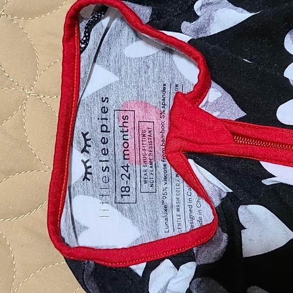 Little Sleepies Monochrome Hearts Zippy - Picture 3 of 4